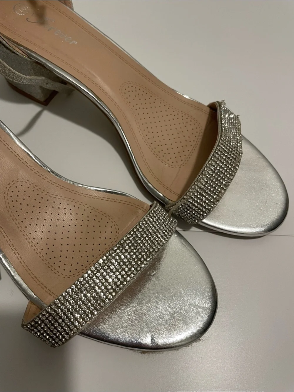 Forever Brand Women's size 10 Silver Low Heel Sandals Rhinestone Sparkle Glitter